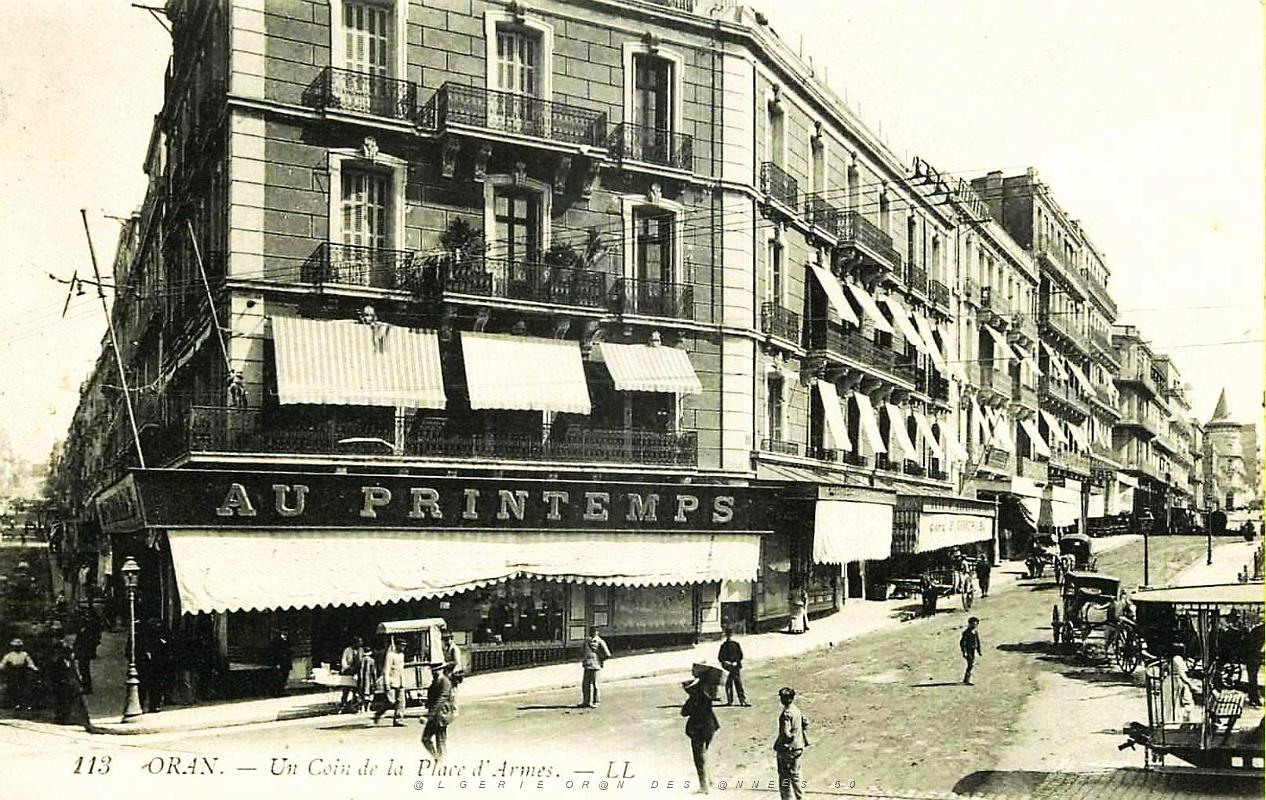 1013- Oran - Un coin de la Place d'Armes.jpg